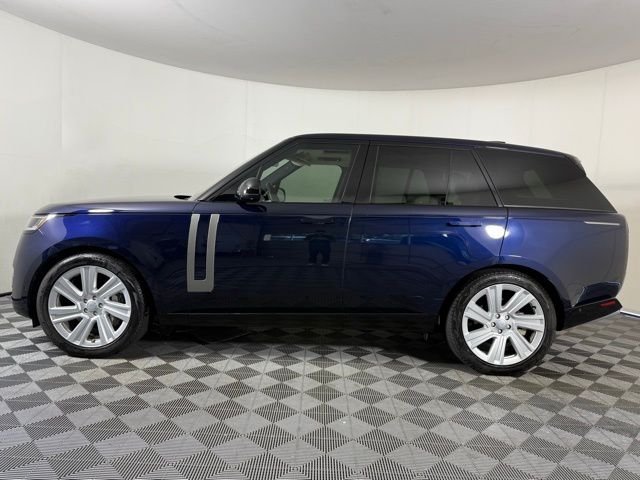 2023 Land Rover Range Rover SE photo 3