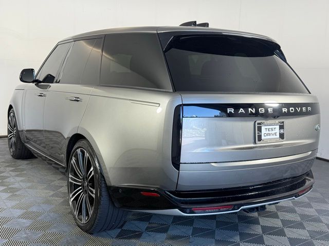 2023 Land Rover Range Rover SE photo 4