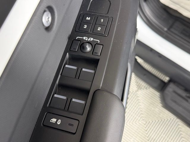2025 Land Rover Defender X-Dynamic SE - Photo 28
