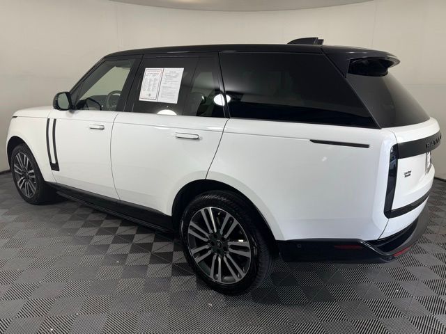 2023 Land Rover Range Rover SE photo 4