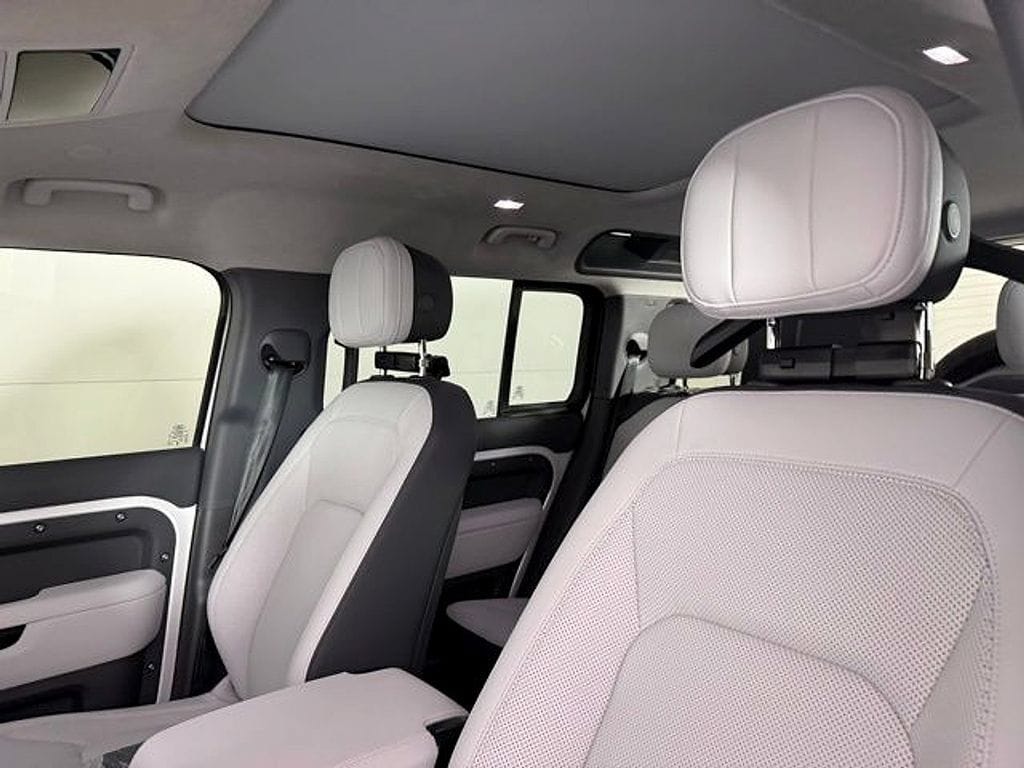 2026 Land Rover Defender V8 - Photo 18