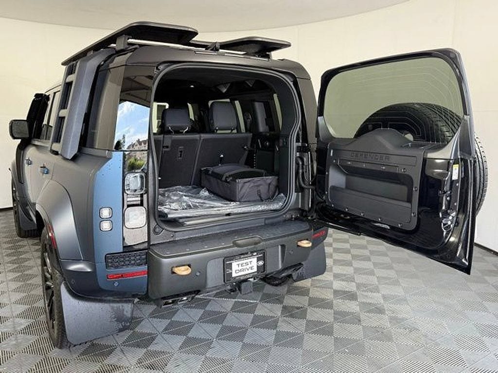 2026 Land Rover Defender OCTA - Photo 16