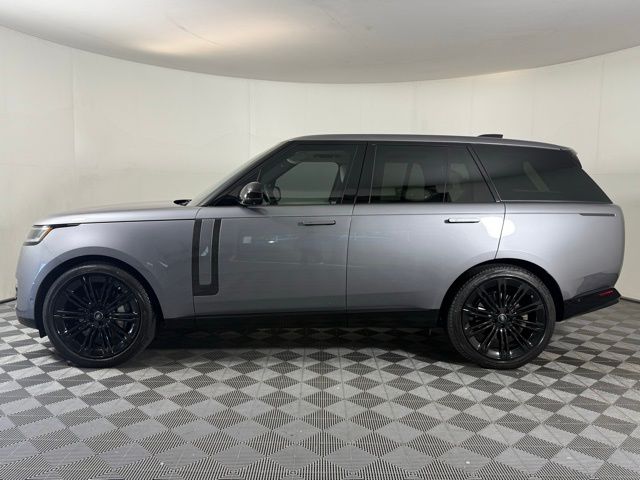 2024 Land Rover Range Rover SE photo 3