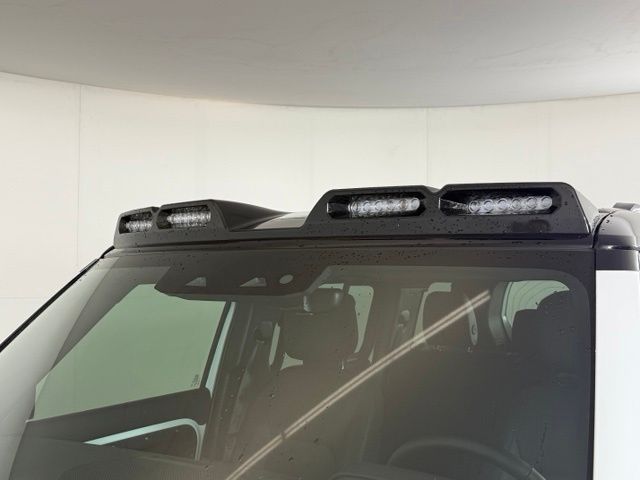 2025 Land Rover Defender X-Dynamic SE - Photo 17