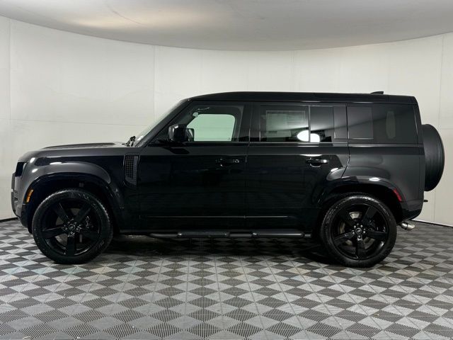 2025 Land Rover Defender 110 V8 photo 3