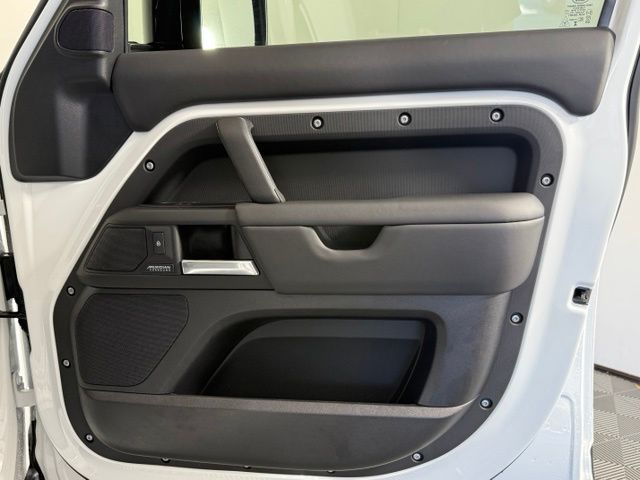 2025 Land Rover Defender X-Dynamic SE - Photo 19
