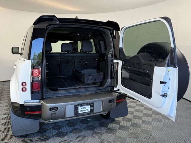 2025 Land Rover Defender X-Dynamic SE - Photo 18