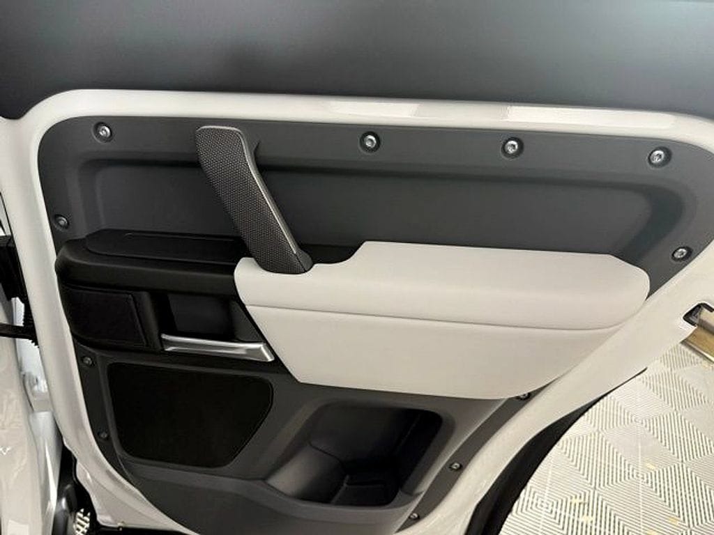 2026 Land Rover Defender V8 - Photo 33