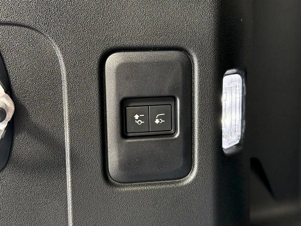 2026 Land Rover Defender OCTA - Photo 17