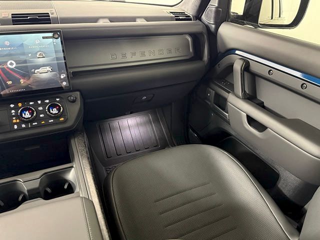 2026 Land Rover Defender OCTA - Photo 23