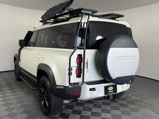 2024 Land Rover Defender 110 S photo 4