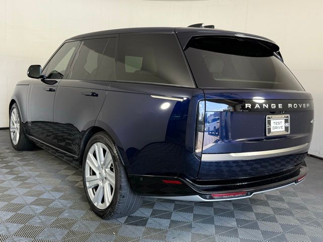 2023 Land Rover Range Rover SE photo 4