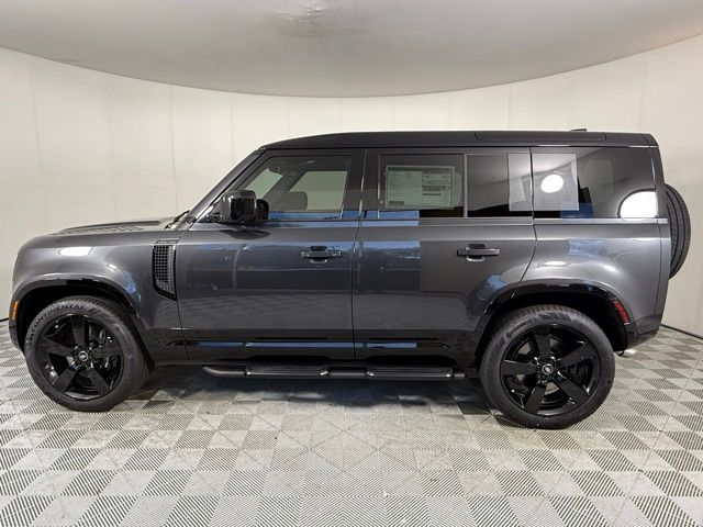 2025 Land Rover Defender 110 V8 photo 3