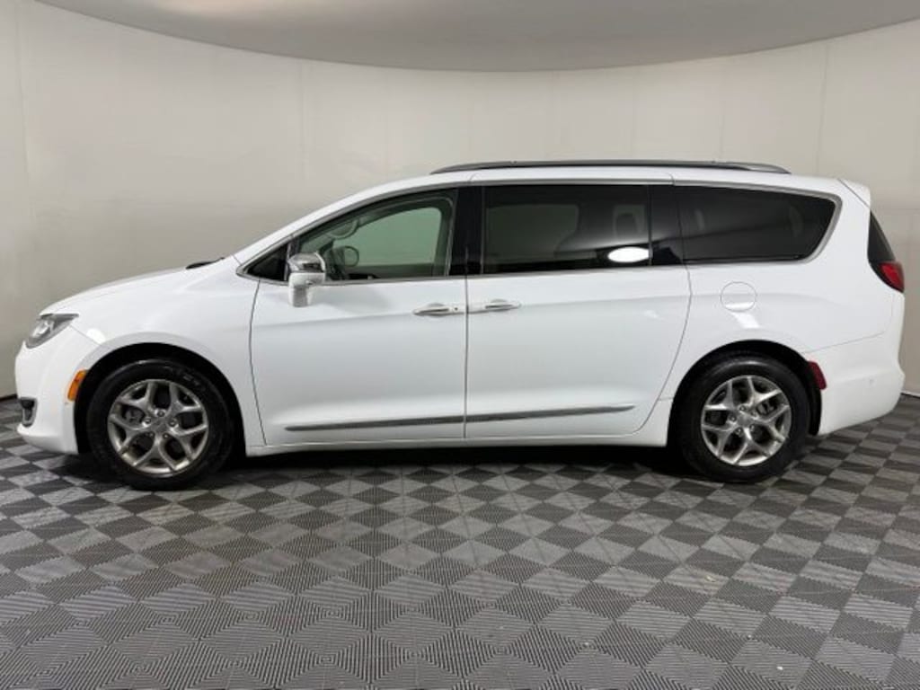 Used 2019 Chrysler Pacifica Limited Minivan/Van