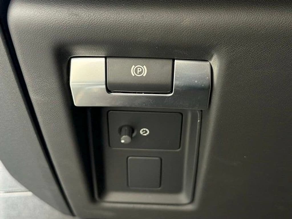 2026 Land Rover Defender OCTA - Photo 38
