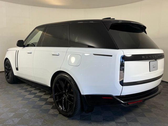 2025 Land Rover Range Rover SE photo 4