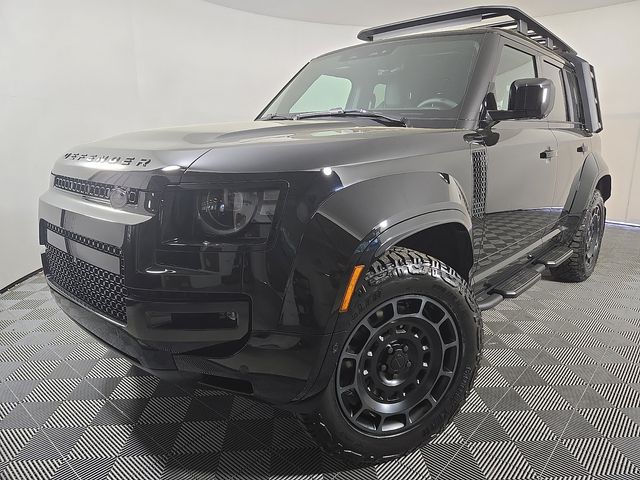 2026 Land Rover Defender 110 OCTA Black P635's photo