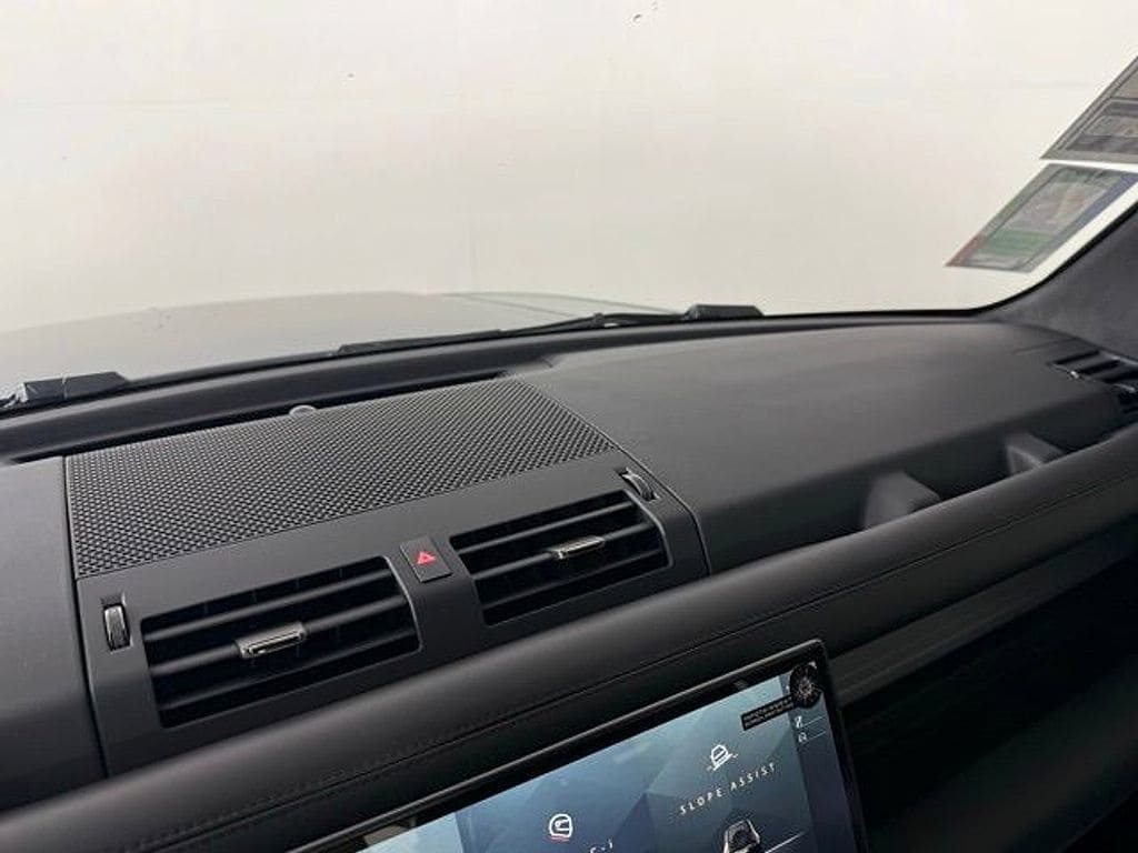 2026 Land Rover Defender OCTA - Photo 28