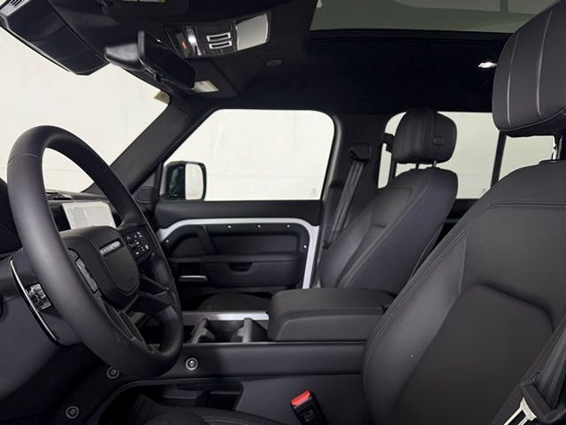 2025 Land Rover Defender V8 - Photo 6