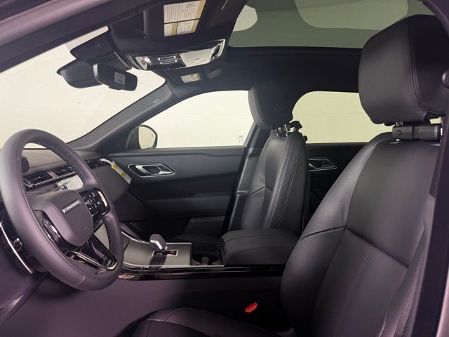 2026 Land Rover Range Rover Velar SE photo 4