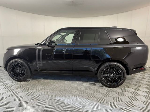 2025 Land Rover Range Rover SE photo 3