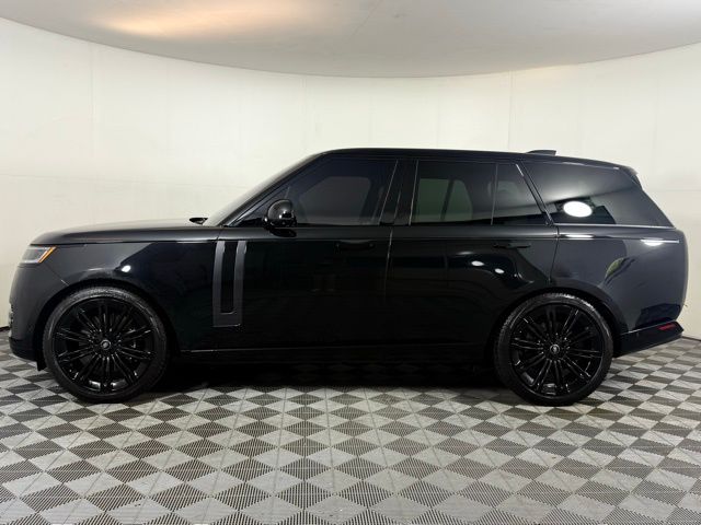 2023 Land Rover Range Rover SE photo 3