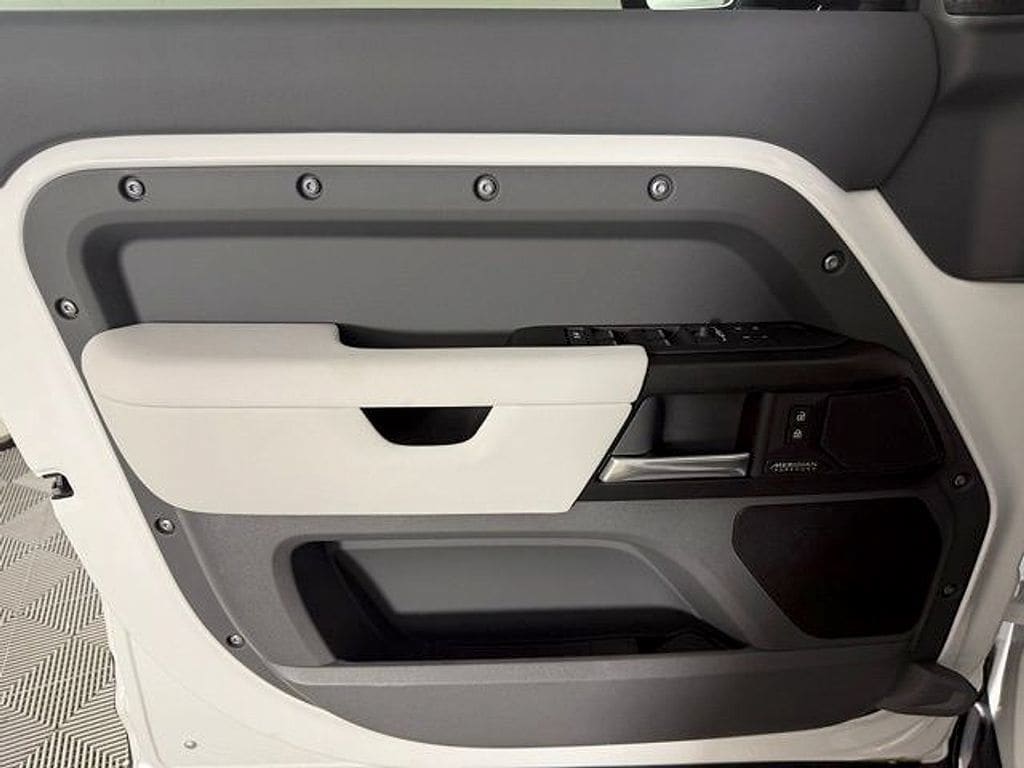2026 Land Rover Defender V8 - Photo 15
