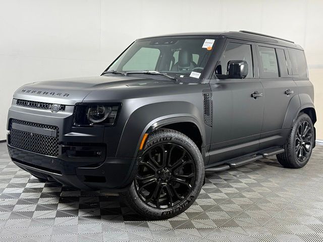 2026 Land Rover Defender 110 OCTA Black P635's photo