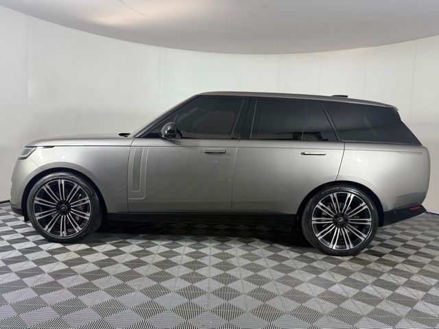 2023 Land Rover Range Rover SE photo 3