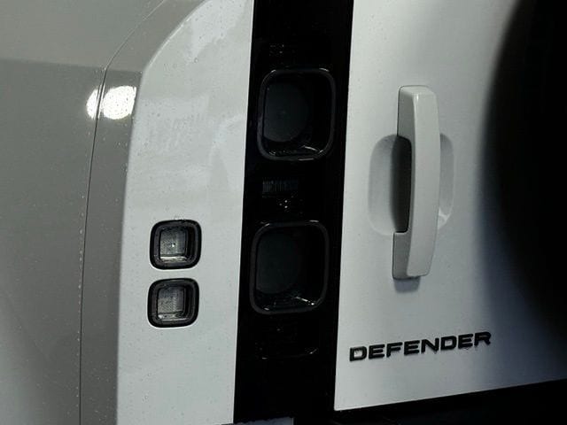 2025 Land Rover Defender V8 - Photo 16
