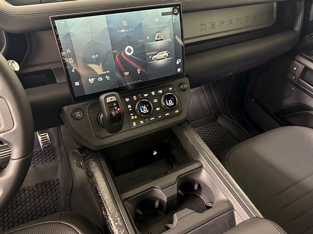 2026 Land Rover Defender OCTA - Photo 34