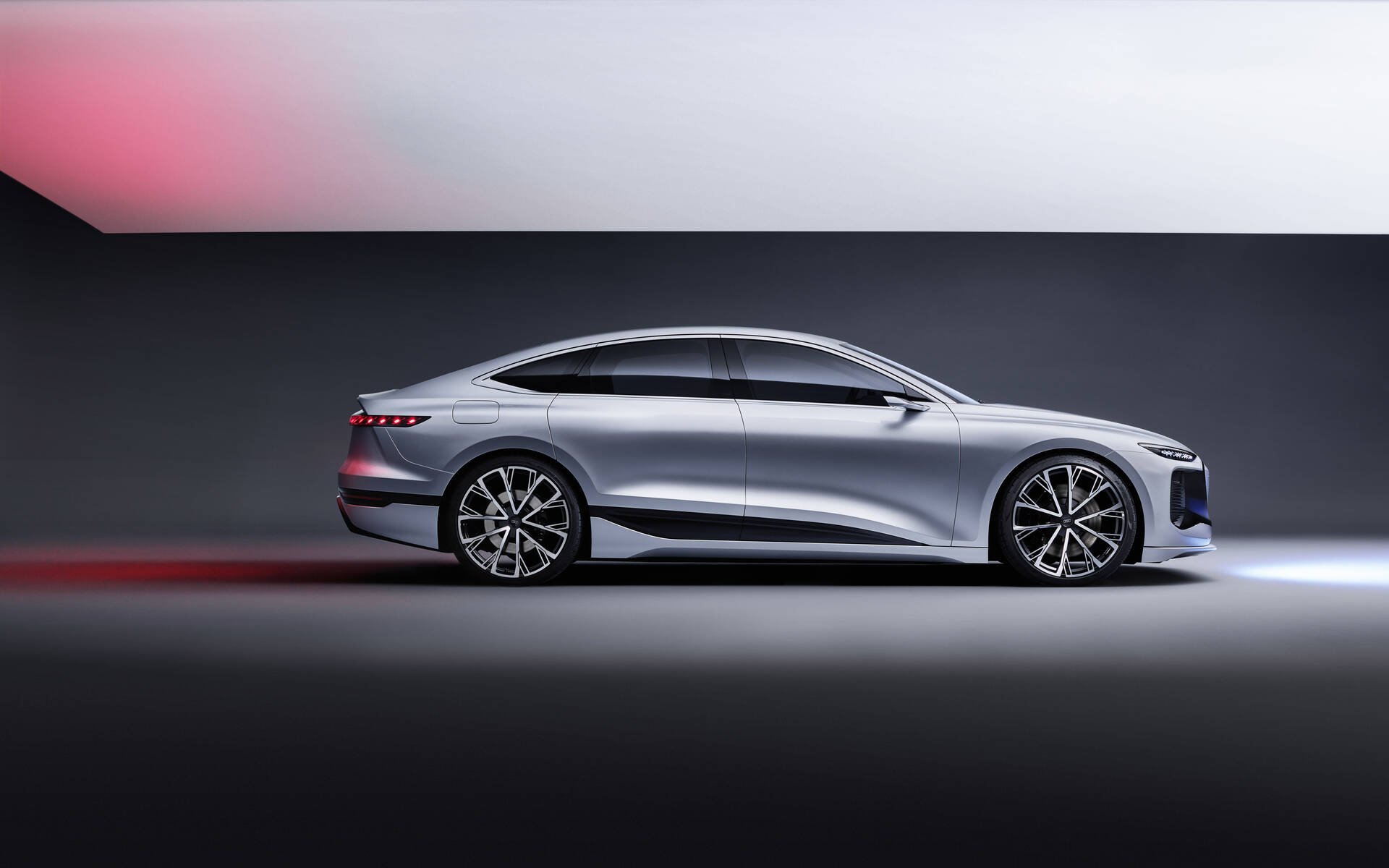 L'Audi A4 e-tron électrique 2025 vue de profil.