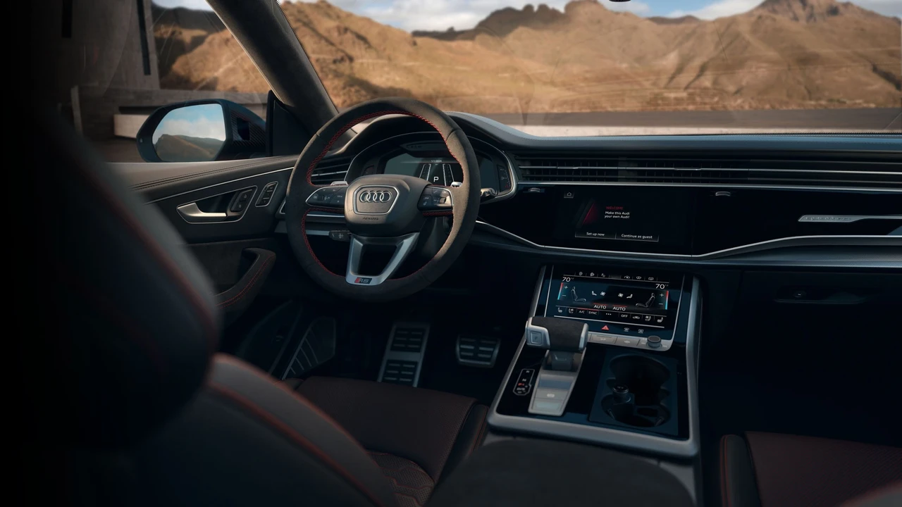 Intérieur avant du Audi RS Q8 pour un essai routier.