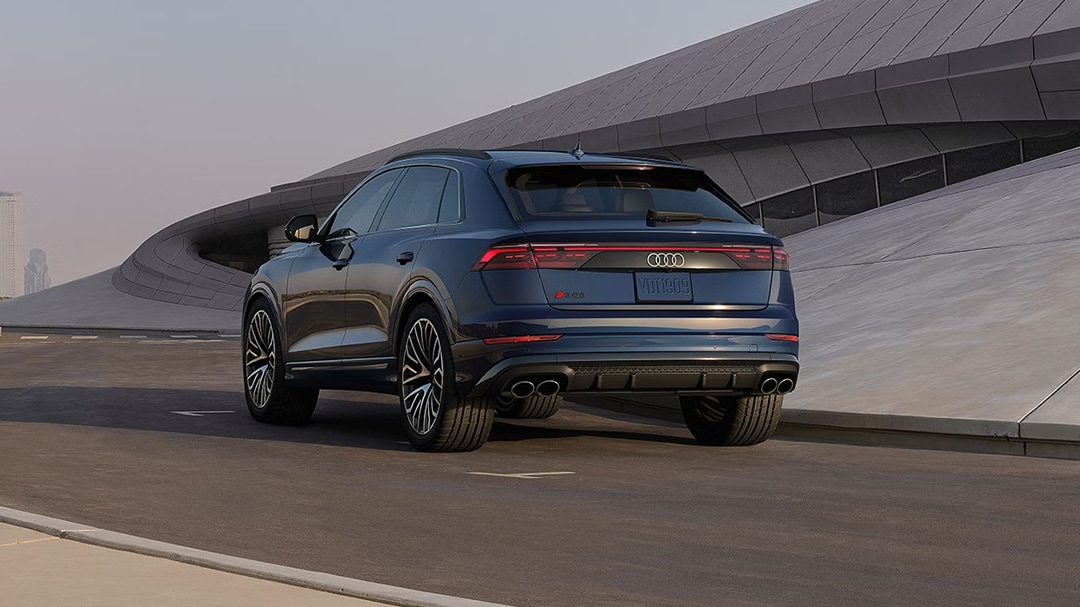Vue arrière de l'Audi SQ8 sur route