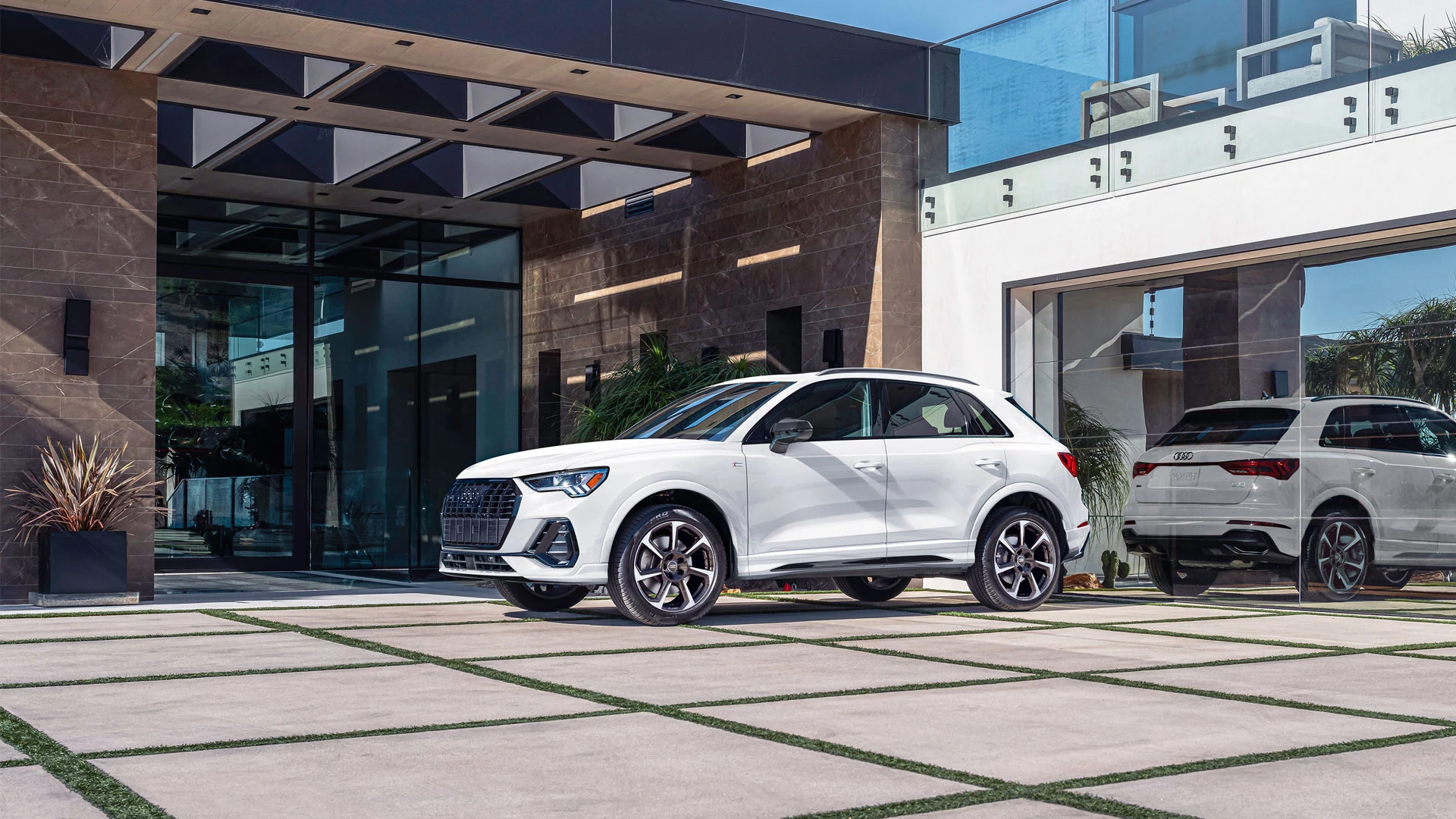 Audi Q3 2025 parked in front of a residence.