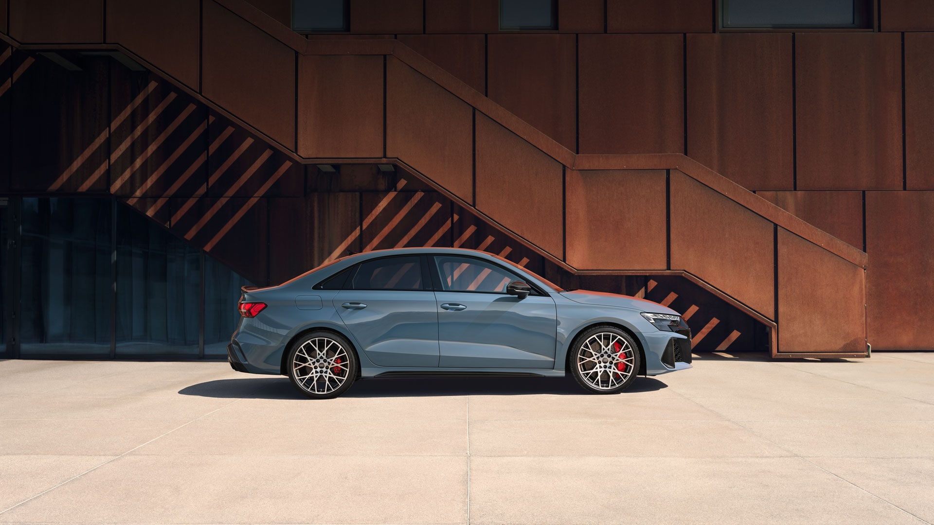 Vue latérale de l'Audi RS 3 2025.