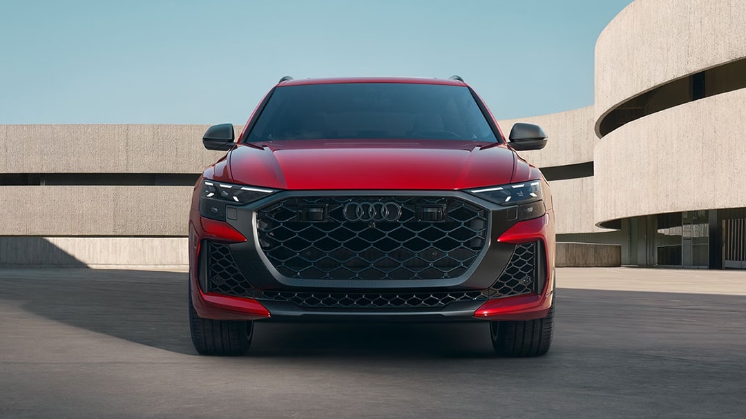 Vue avant de l'Audi RSQ8 2025, devant un batiment avec ces phares à matrice de DEL haute définition