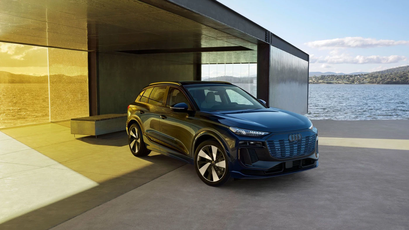 Vue 3/4 avant du VUS électrique de luxe Audi Q6-tron 2025 à l'extérieur.