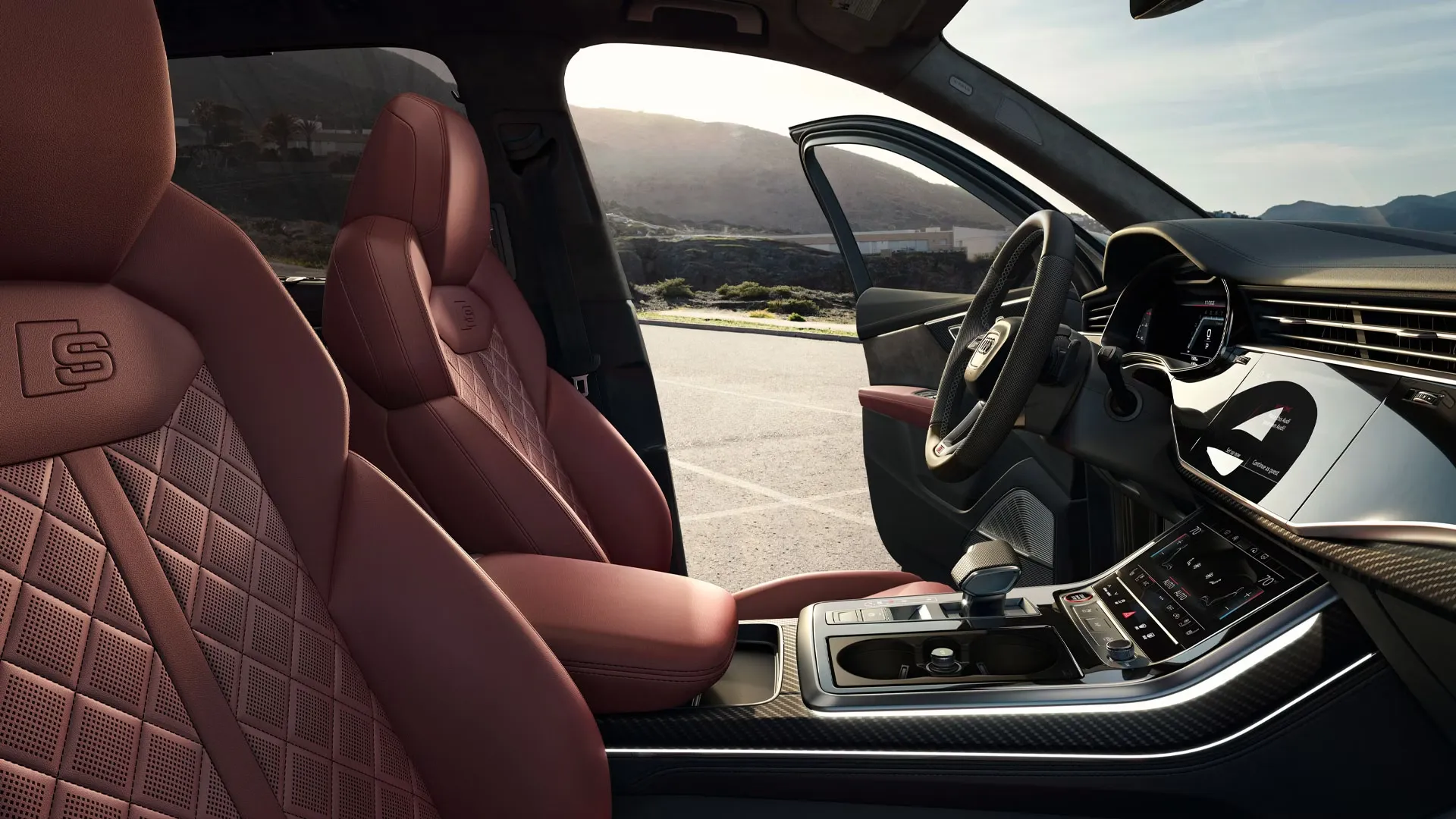 Vue intérieure de l’Audi SQ7 2026 avec sièges sport en cuir brun et tableau de bord numérique, mettant en valeur le raffinement et la finition premium de l’habitacle.
