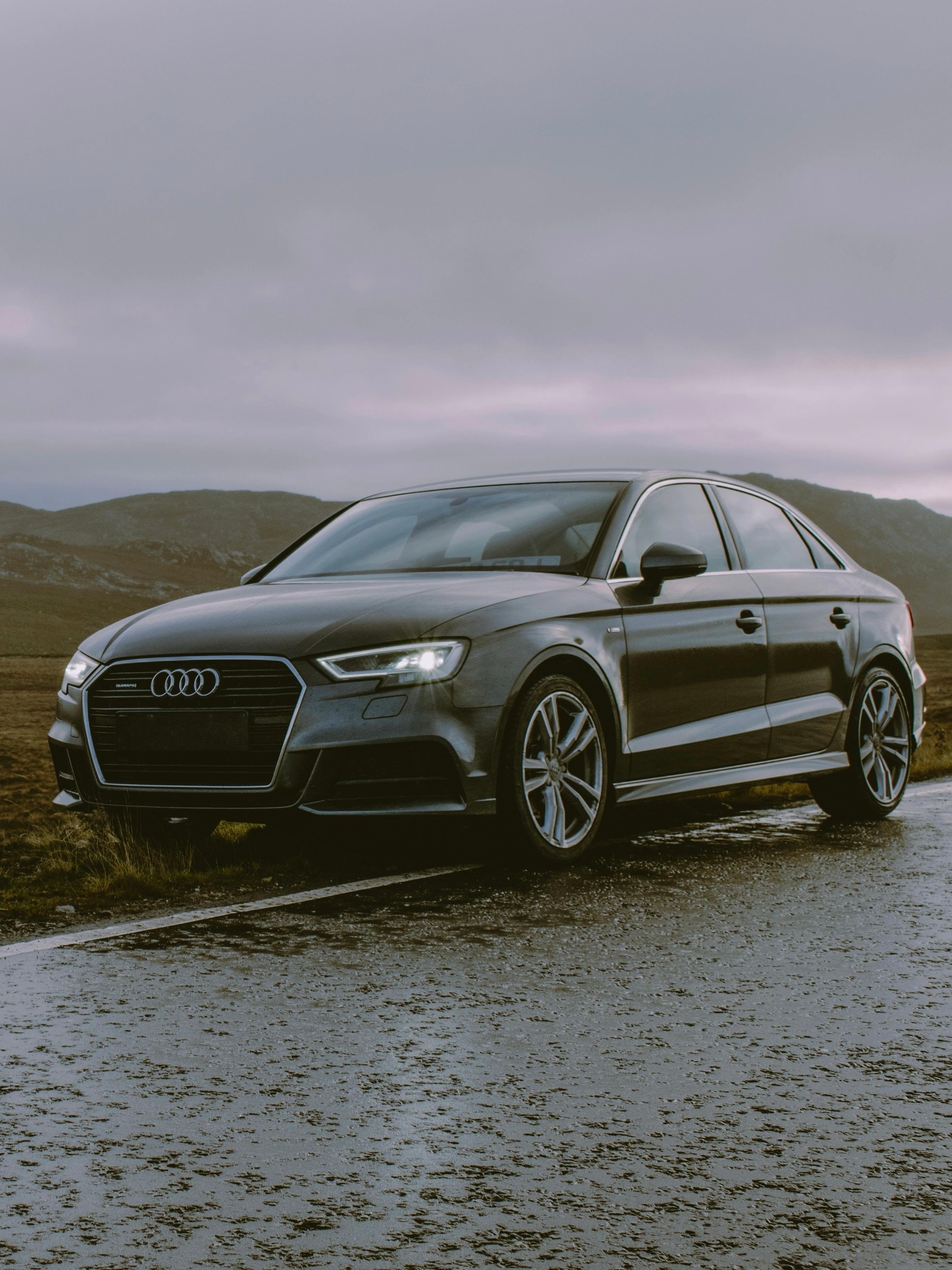 Une Audi en panne sur le bord de la route.