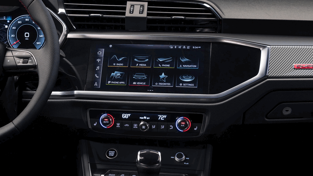 Gros plan du cockpit virtuel Audi avec écran central MMI de 10,1 pouces affichant navigation, médias et réglages du véhicule.