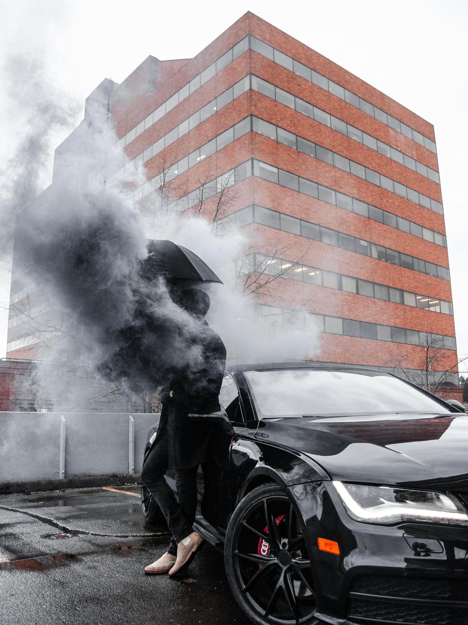Une femme qui attend que le dépanneur Audi arrive.