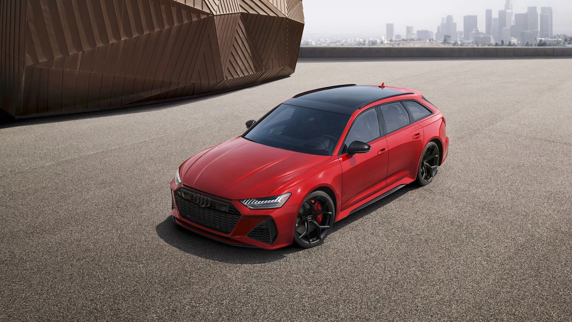 Vue 3/4 avant de l’Audi RS 6 Avant 2025 à l'extérieur.