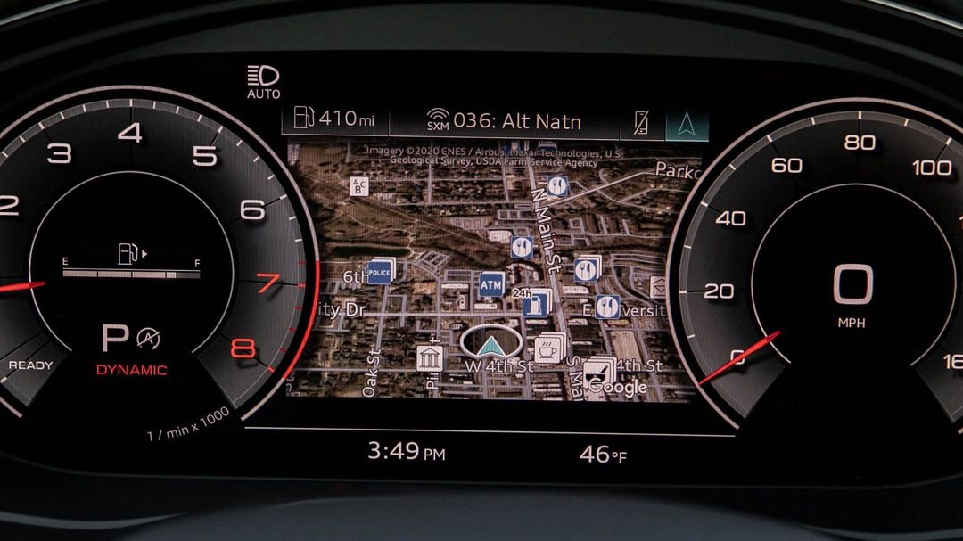 Affichage du cockpit virtuel Audi avec navigation GPS intégrée en 3D au centre du combiné numérique, incluant carte détaillée, points d’intérêt et informations de trajet en temps réel.