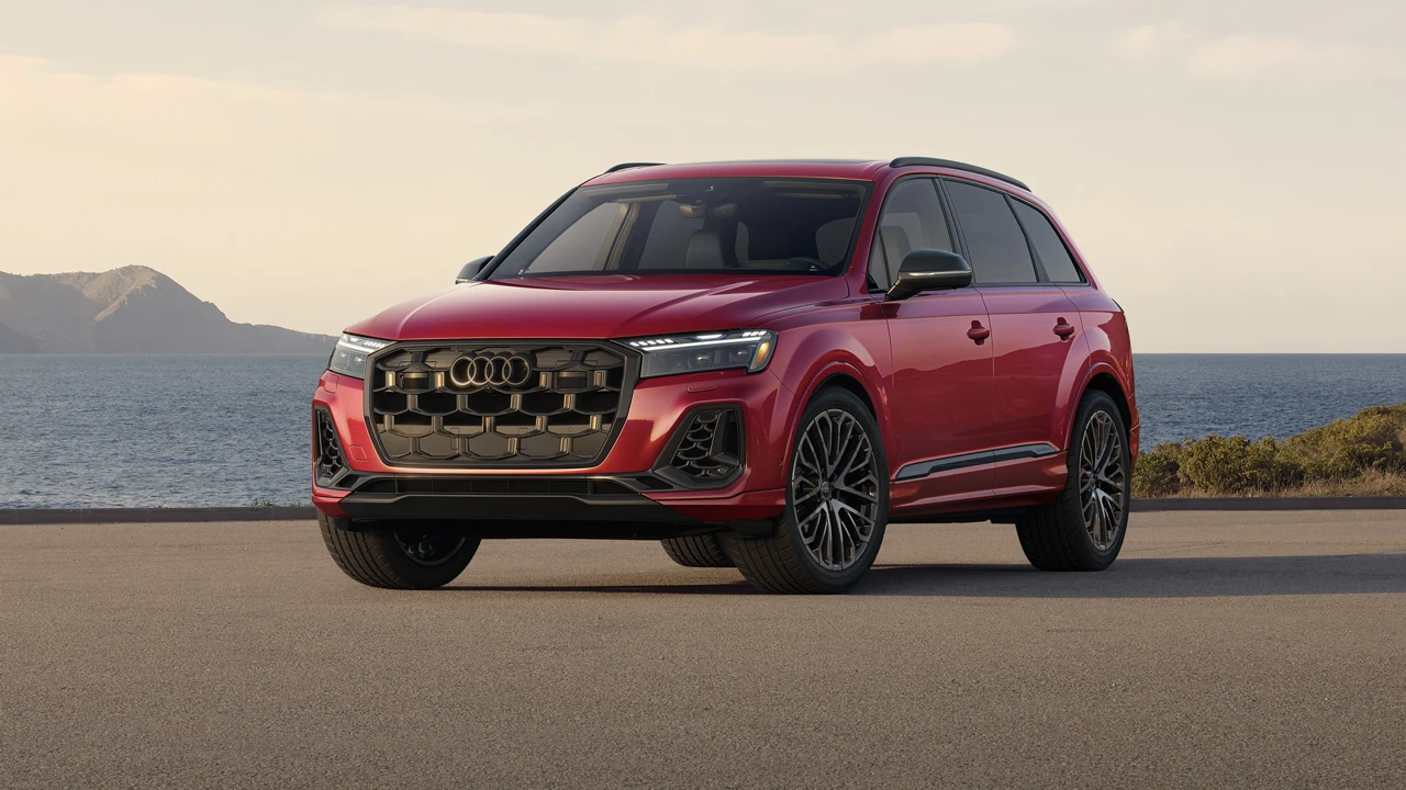 Vue 3/4 avant du Audi SQ7 2025 à l'extérieur.
