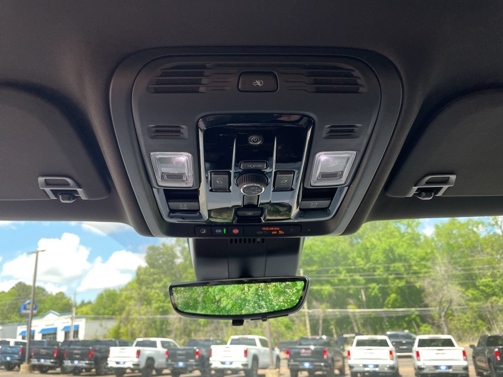 2026 GMC Yukon Denali - Photo 25