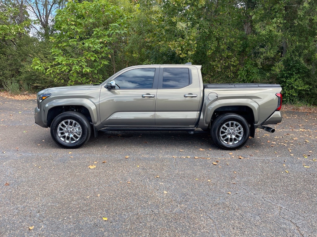 Used 2024 Toyota Tacoma 4WD SR5 Truck Double Cab