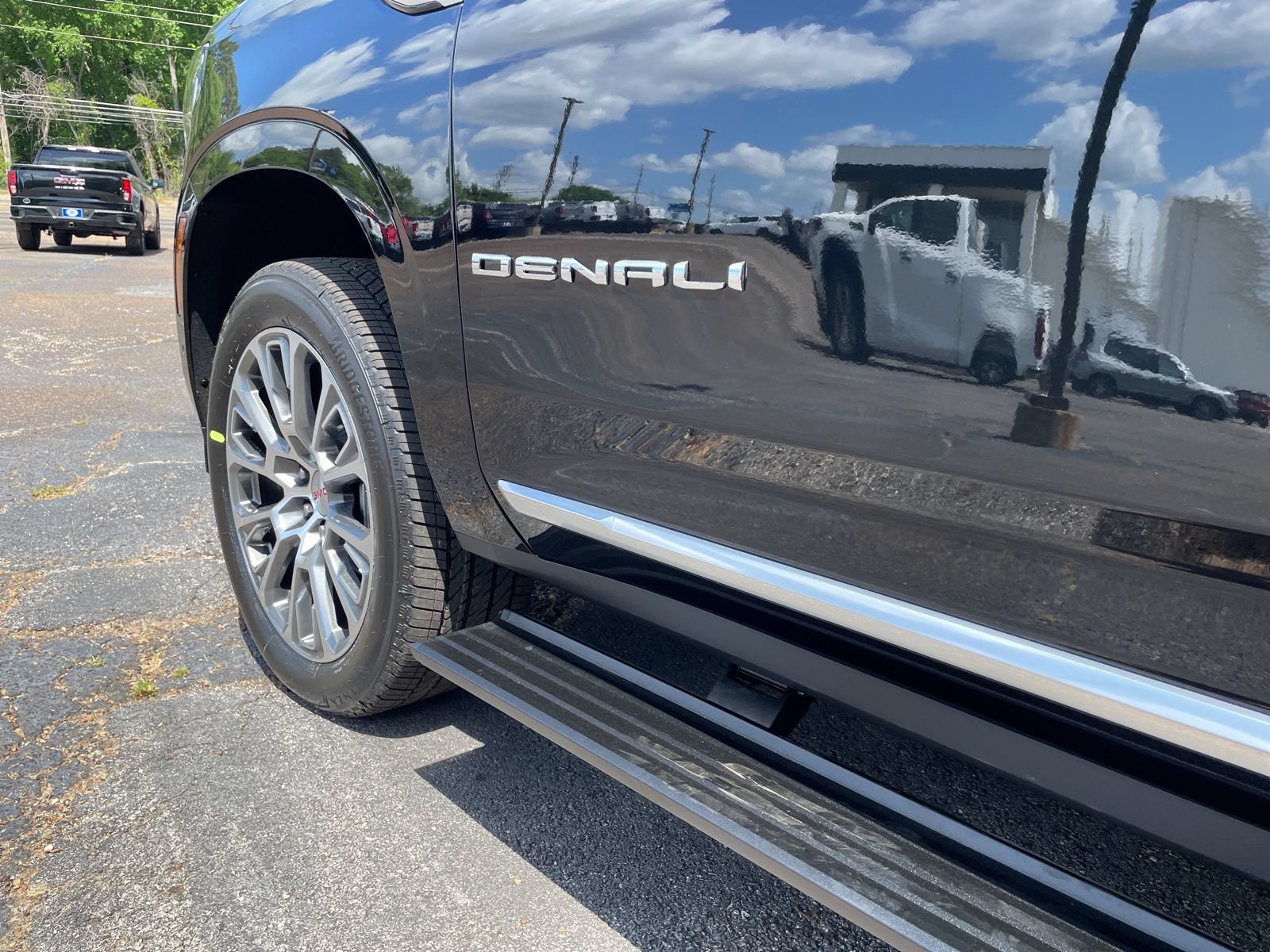 2026 GMC Yukon Denali - Photo 12