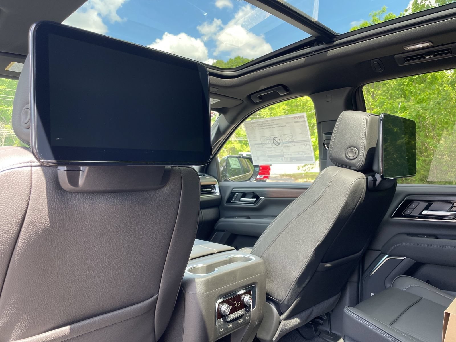 2026 GMC Yukon Denali - Photo 33