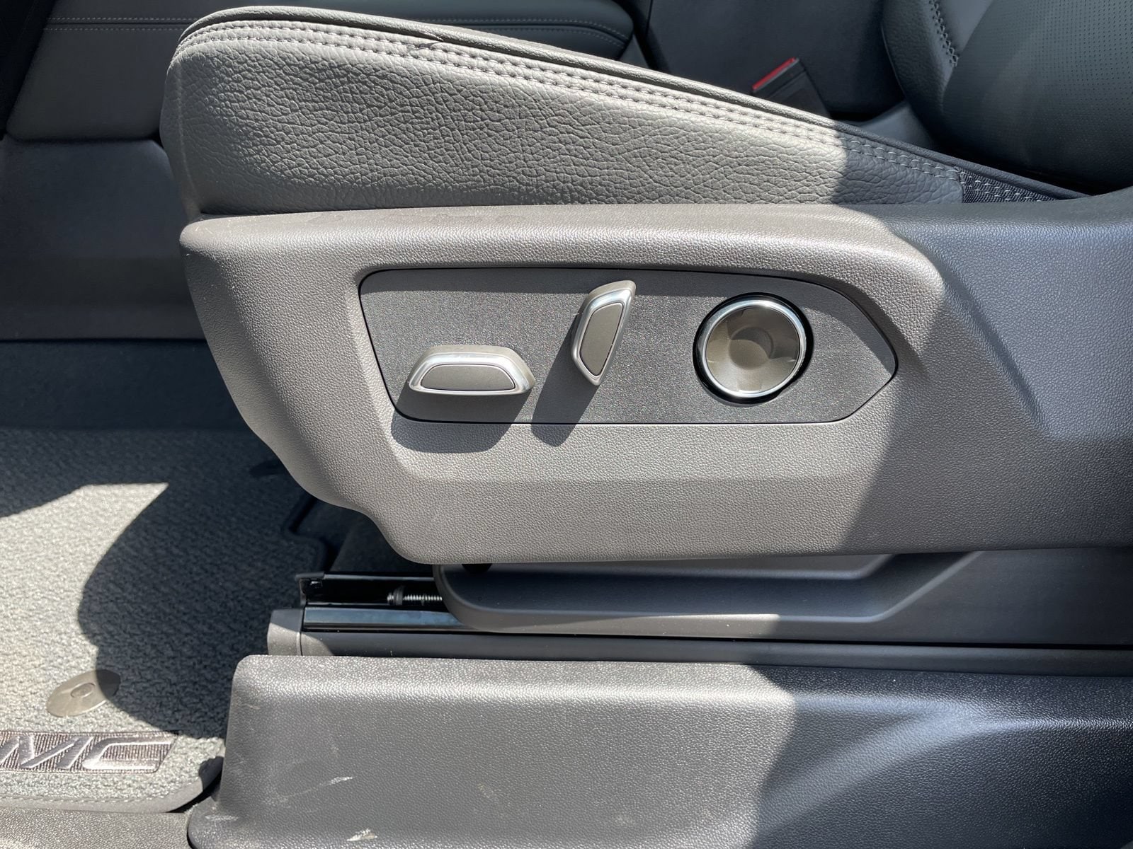 2026 GMC Yukon Denali - Photo 14